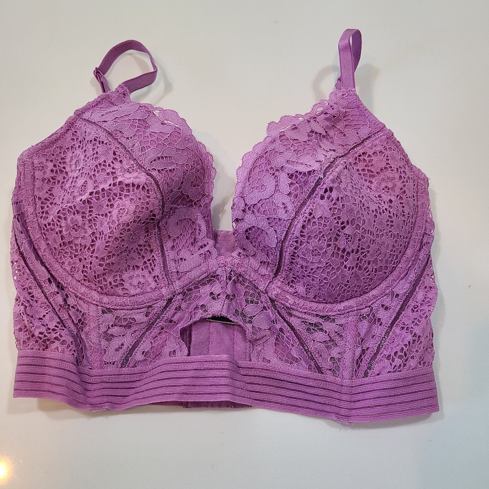 Victoria's Secret Very Sexy Lined Plunge Lace Bra in Size 32D.